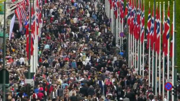 Norges Nationaldag Vacker Procession Traditionell Klänning Glada Och Glada Norrmän — Stockvideo