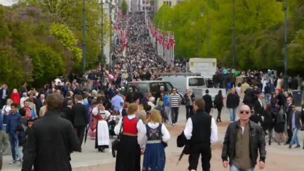 Día Nacional Noruega Hermosa Procesión Vestido Tradicional Felices Alegres Noruegos — Vídeos de Stock