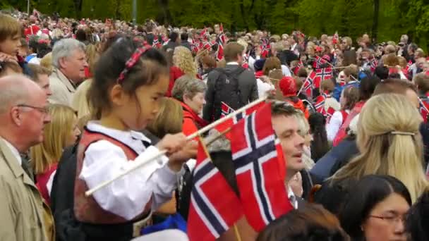 Día Nacional Noruega Hermosa Procesión Vestido Tradicional Felices Alegres Noruegos — Vídeos de Stock