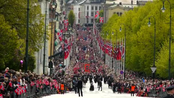 Día Nacional Noruega Hermosa Procesión Vestido Tradicional Felices Alegres Noruegos — Vídeo de stock