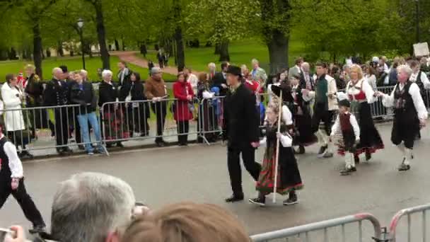 Национальный День Норвегии Прекрасная Процессия Традиционное Платье Счастливые Радостные Норвежцы — стоковое видео