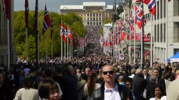 Dia Nacional Noruega Linda Procissão Vestido Tradicional Noruegueses Felizes Alegres — Vídeo de Stock