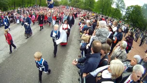 Narodowy Dzień Norwegii Piękna Procesja Tradycyjna Sukienka Szczęśliwi Radośni Norwegowie — Wideo stockowe