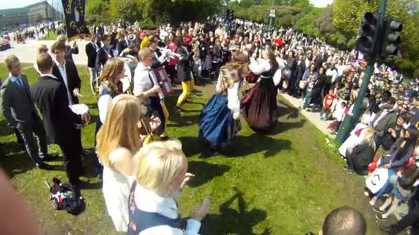 Ziua Națională Norvegiei Frumoasă Procesiune Rochie Tradițională Norvegienii Fericiți Bucuroși — Videoclip de stoc