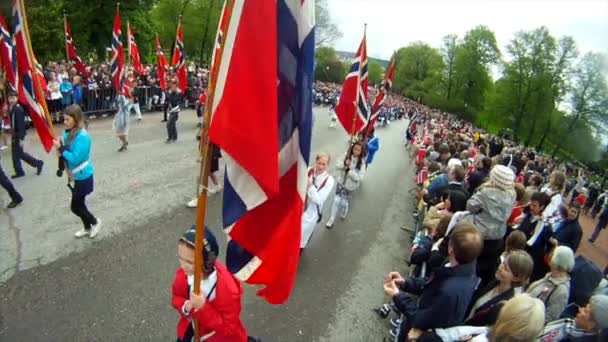 Día Nacional Noruega Hermosa Procesión Vestido Tradicional Felices Alegres Noruegos — Vídeos de Stock