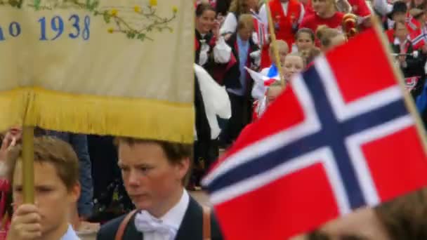 Día Nacional Noruega Hermosa Procesión Vestido Tradicional Felices Alegres Noruegos — Vídeos de Stock
