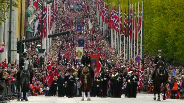 Nationale Feestdag Noorwegen Mooie Processie Traditionele Jurk Vrolijke Vreugdevolle Noren — Stockvideo