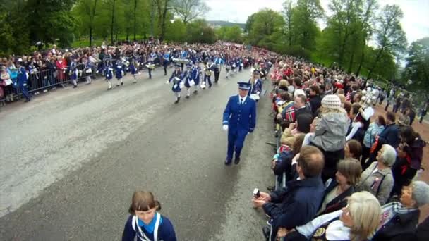 Día Nacional Noruega Hermosa Procesión Vestido Tradicional Felices Alegres Noruegos — Vídeo de stock