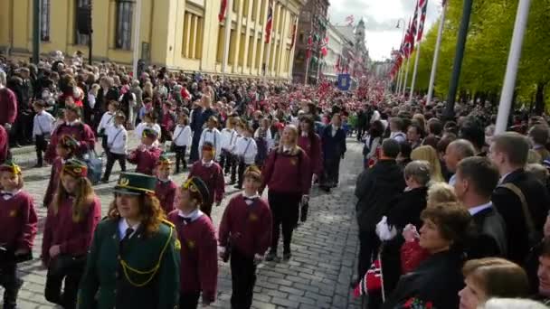 挪威国庆节 美丽的进程 传统服装 快乐快乐的挪威人在奥斯陆庆祝五月十七日 宪法日 独立日 — 图库视频影像
