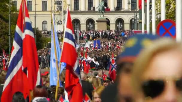 Norwegischer Nationalfeiertag Schöne Prozession Traditionelle Kleidung Glückliche Und Freudige Norweger — Stockvideo