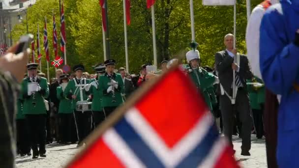 Narodowy Dzień Norwegii Piękna Procesja Tradycyjna Sukienka Szczęśliwi Radośni Norwegowie — Wideo stockowe