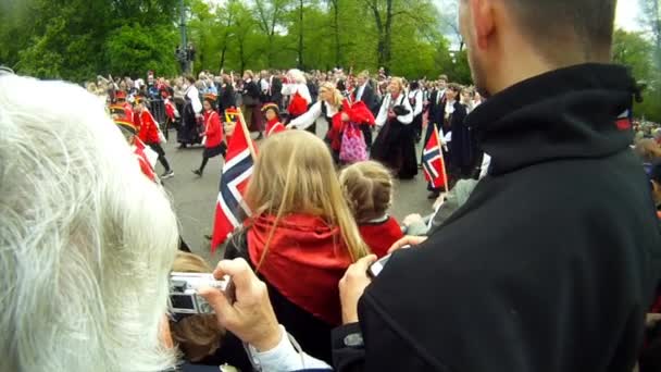 Día Nacional Noruega Hermosa Procesión Vestido Tradicional Felices Alegres Noruegos — Vídeo de stock