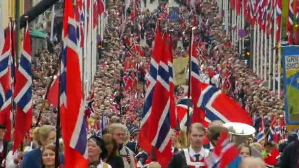 挪威国庆节 美丽的进程 传统服装 快乐快乐的挪威人在奥斯陆庆祝五月十七日 宪法日 独立日 — 图库视频影像