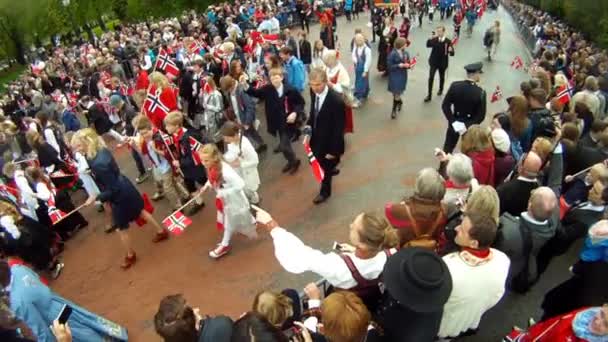 Norges Nationaldag Vacker Procession Traditionell Klänning Glada Och Glada Norrmän — Stockvideo