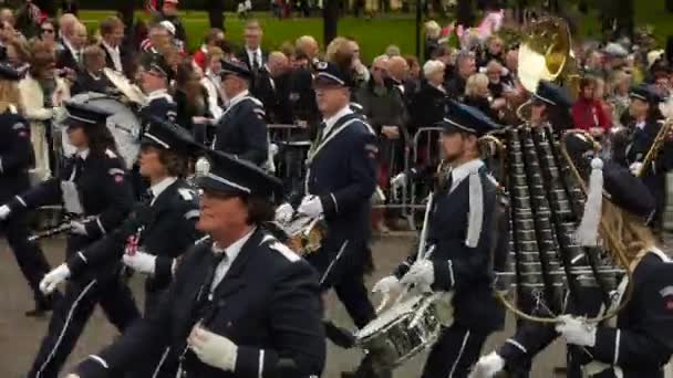 Día Nacional Noruega Hermosa Procesión Vestido Tradicional Felices Alegres Noruegos — Vídeo de stock