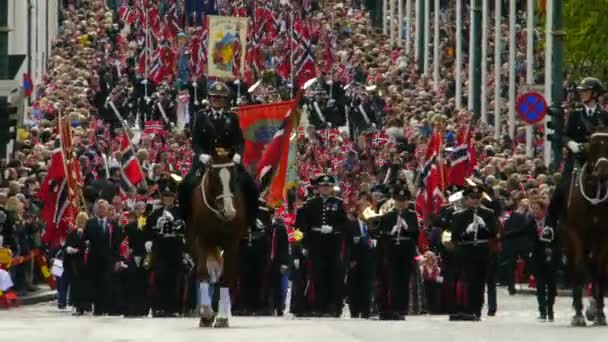 Día Nacional Noruega Hermosa Procesión Vestido Tradicional Felices Alegres Noruegos — Vídeo de stock
