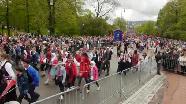 Día Nacional Noruega Hermosa Procesión Vestido Tradicional Felices Alegres Noruegos — Vídeos de Stock