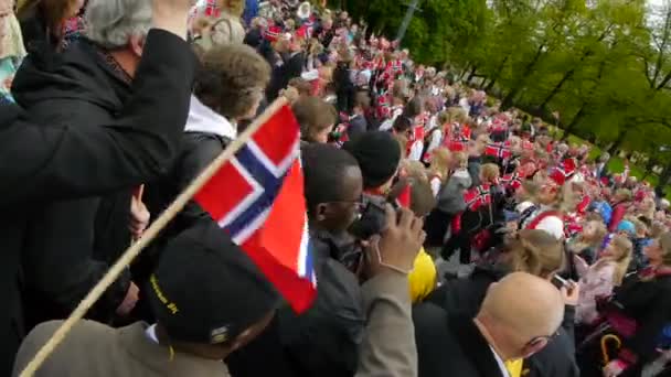 Día Nacional Noruega Hermosa Procesión Vestido Tradicional Felices Alegres Noruegos — Vídeos de Stock