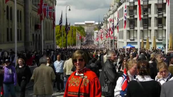 Norvég Nemzeti Nap Gyönyörű Felvonulás Hagyományos Ruha Boldog Örömteli Norvégok — Stock videók