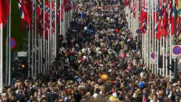 Norwegischer Nationalfeiertag Schöne Prozession Traditionelle Kleidung Glückliche Und Freudige Norweger — Stockvideo