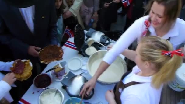 Nationale Feestdag Noorwegen Mooie Processie Traditionele Jurk Vrolijke Vreugdevolle Noren — Stockvideo