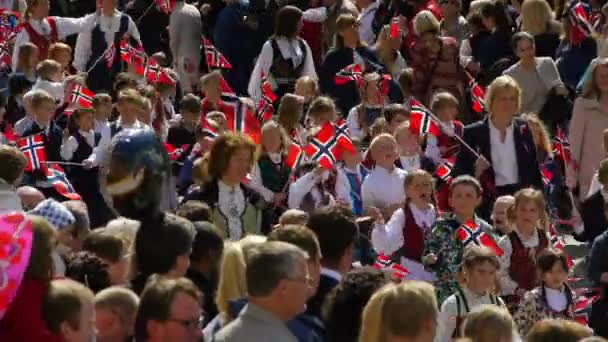 Norges Nationaldag Vacker Procession Traditionell Klänning Glada Och Glada Norrmän — Stockvideo