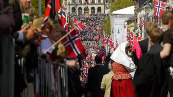 Día Nacional Noruega Hermosa Procesión Vestido Tradicional Felices Alegres Noruegos — Vídeo de stock