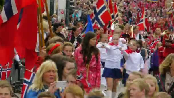 Festa Nazionale Della Norvegia Bella Processione Vestito Tradizionale Felici Gioiosi — Video Stock