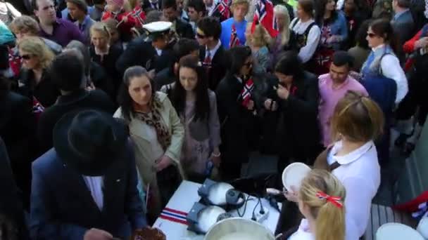 Norges Nationaldag Vacker Procession Traditionell Klänning Glada Och Glada Norrmän — Stockvideo