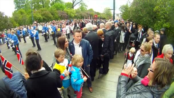 Nationale Feestdag Noorwegen Mooie Processie Traditionele Jurk Vrolijke Vreugdevolle Noren — Stockvideo