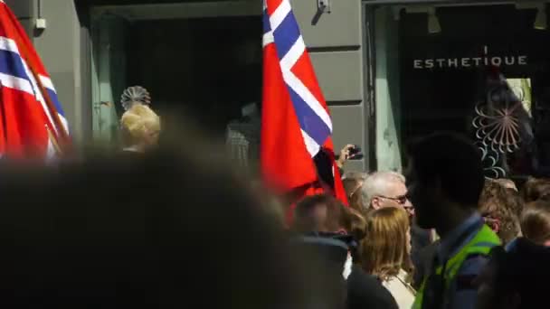 Norges Nationaldag Vacker Procession Traditionell Klänning Glada Och Glada Norrmän — Stockvideo