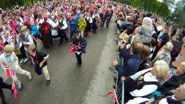 Narodowy Dzień Norwegii Piękna Procesja Tradycyjna Sukienka Szczęśliwi Radośni Norwegowie — Wideo stockowe