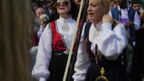 Norges Nationaldag Vacker Procession Traditionell Klänning Glada Och Glada Norrmän — Stockvideo