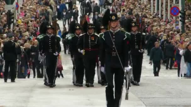 Norges Nationaldag Vacker Procession Traditionell Klänning Glada Och Glada Norrmän — Stockvideo