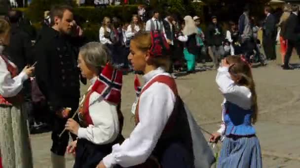 Norges Nationaldag Vacker Procession Traditionell Klänning Glada Och Glada Norrmän — Stockvideo