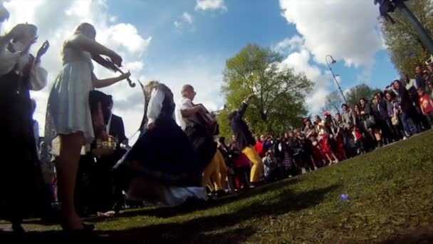 Narodowy Dzień Norwegii Piękna Procesja Tradycyjna Sukienka Szczęśliwi Radośni Norwegowie — Wideo stockowe