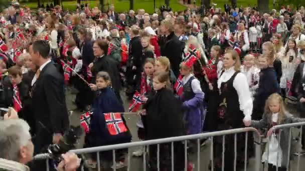 Nationale Feestdag Noorwegen Mooie Processie Traditionele Jurk Vrolijke Vreugdevolle Noren — Stockvideo