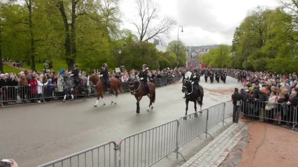 Día Nacional Noruega Hermosa Procesión Vestido Tradicional Felices Alegres Noruegos — Vídeo de stock