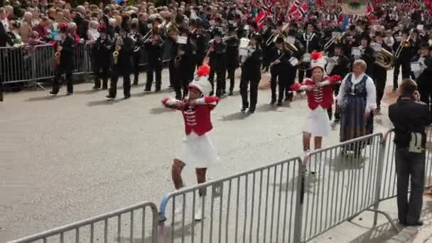 Día Nacional Noruega Hermosa Procesión Vestido Tradicional Felices Alegres Noruegos — Vídeos de Stock