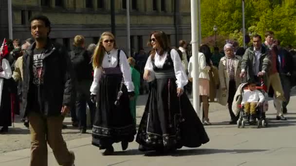 Dia Nacional Noruega Linda Procissão Vestido Tradicional Noruegueses Felizes Alegres — Vídeo de Stock