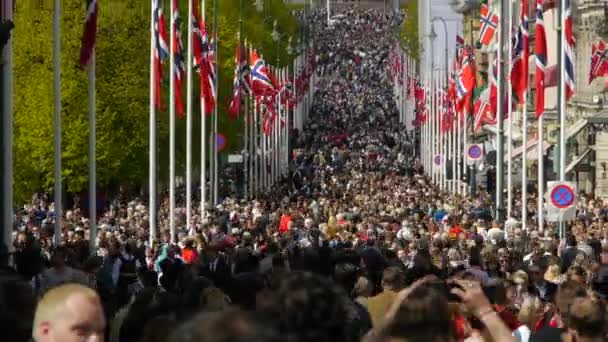 Día Nacional Noruega Hermosa Procesión Vestido Tradicional Felices Alegres Noruegos — Vídeos de Stock