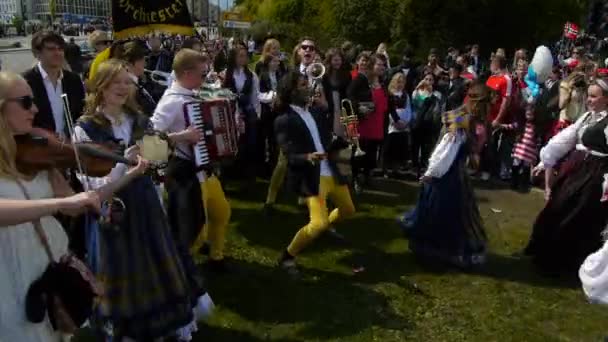 Norges Nationaldag Vacker Procession Traditionell Klänning Glada Och Glada Norrmän — Stockvideo