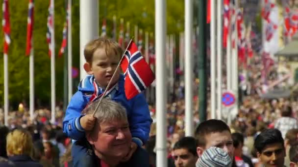 Día Nacional Noruega Hermosa Procesión Vestido Tradicional Felices Alegres Noruegos — Vídeo de stock