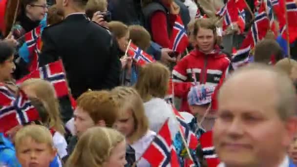 Festa Nazionale Della Norvegia Bella Processione Vestito Tradizionale Felici Gioiosi — Video Stock