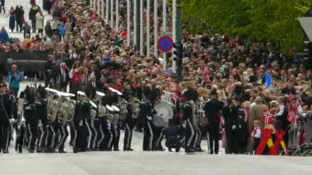 Día Nacional Noruega Hermosa Procesión Vestido Tradicional Felices Alegres Noruegos — Vídeo de stock