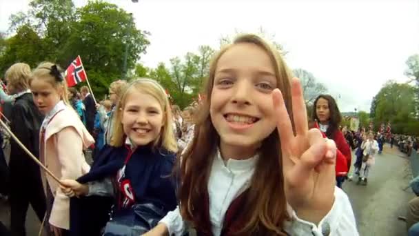 Dia Nacional Noruega Linda Procissão Vestido Tradicional Noruegueses Felizes Alegres — Vídeo de Stock