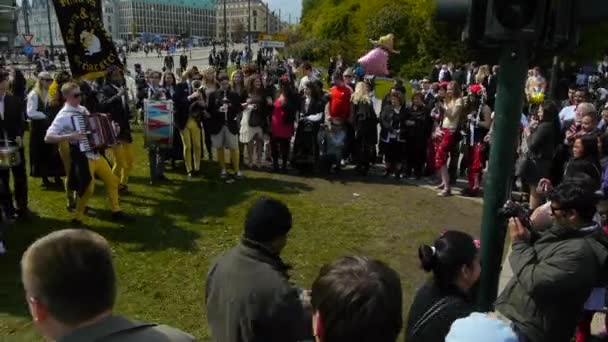 Norges Nationaldag Vacker Procession Traditionell Klänning Glada Och Glada Norrmän — Stockvideo