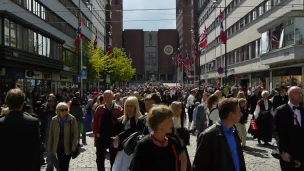 Norges Nationaldag Vacker Procession Traditionell Klänning Glada Och Glada Norrmän — Stockvideo