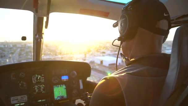 Pilot Helikoptéry Připravuje Startu Při Západu Slunce — Stock video