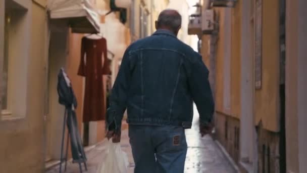 Viejo Vestido Mezclilla Caminando Por Callejón Solo — Vídeo de stock